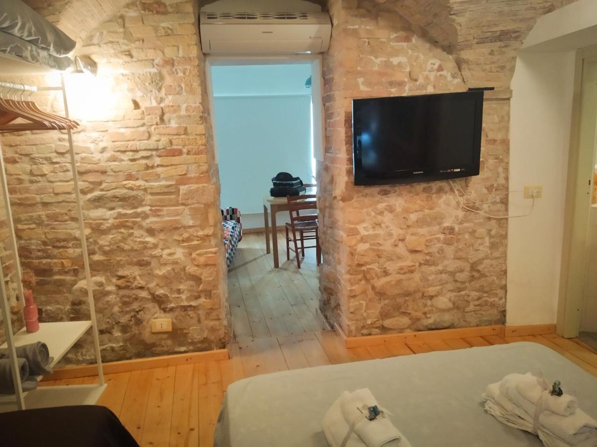アトリ La Finestra Sul Cortile Bed & Breakfast エクステリア 写真