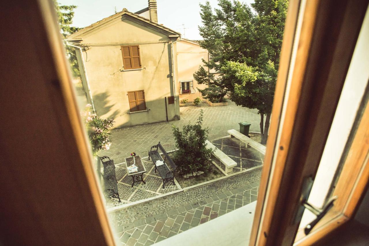アトリ La Finestra Sul Cortile Bed & Breakfast エクステリア 写真